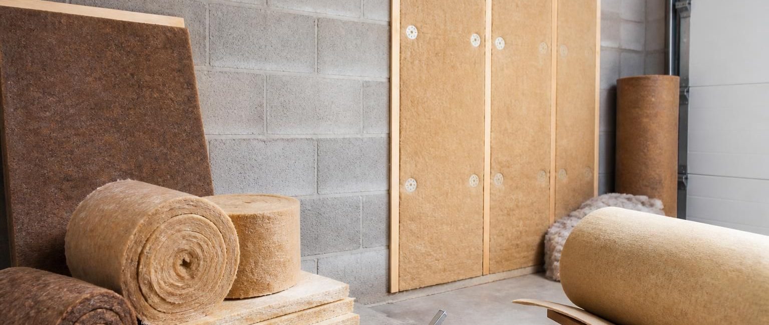 découvrez les meilleurs matériaux écologiques pour l'isolation des murs en parpaing de votre garage, alliant performance et respect de l'environnement.