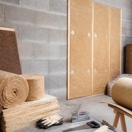 découvrez les meilleurs matériaux écologiques pour l'isolation des murs en parpaing de votre garage, alliant performance et respect de l'environnement.
