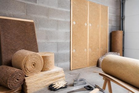 découvrez les meilleurs matériaux écologiques pour l'isolation des murs en parpaing de votre garage, alliant performance et respect de l'environnement.